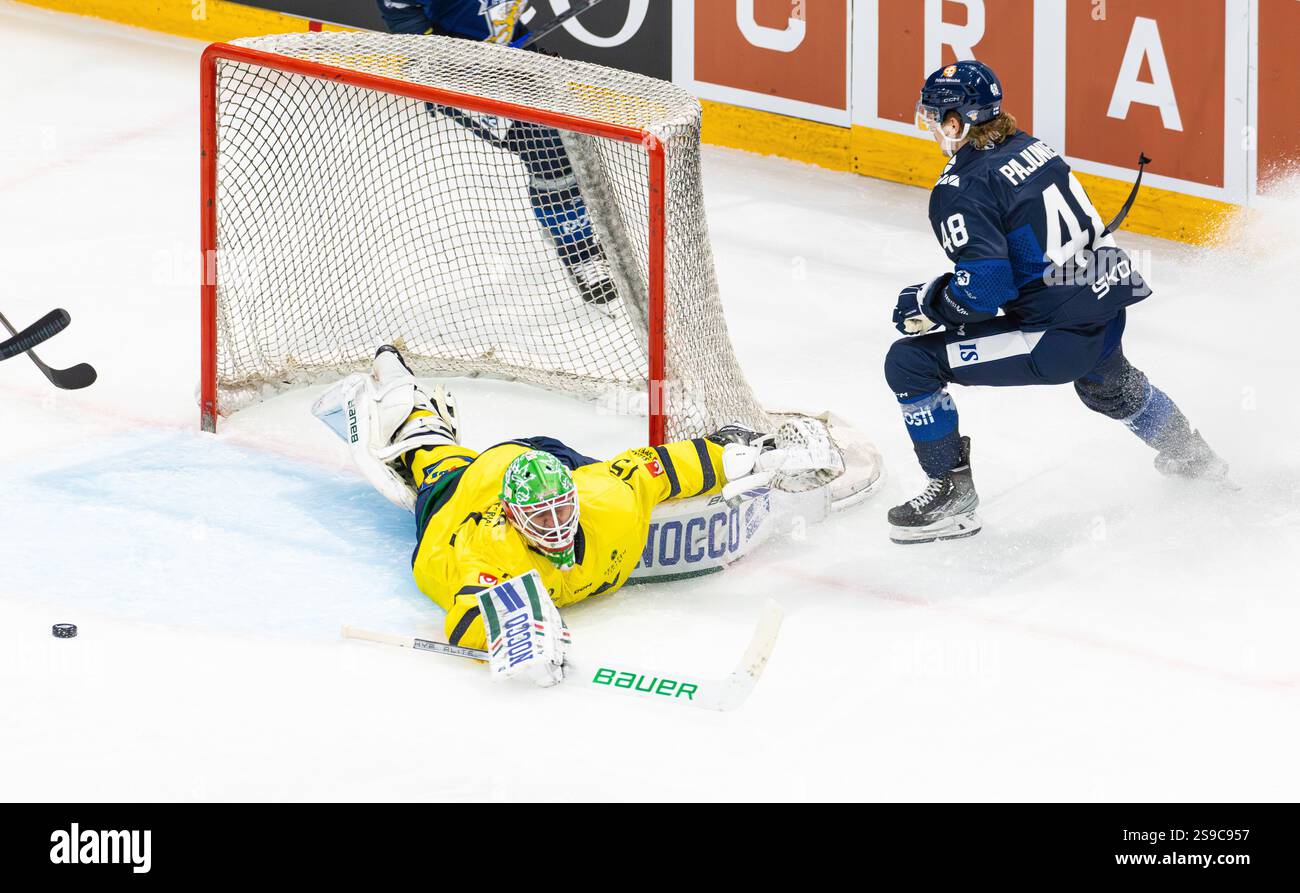 Fribourg, Schweiz, 14. Dezember 2024: #48 Lauri Pajuniemi (Finnland) scheitert im Duell gegen Torhüter #75 Arvid Holm (Schweden). (Foto von Andreas Haas Stockfoto Fribourg, Schweiz, 14. Dezember 2024: #48 Lauri Pajuniemi (Finnland) scheitert im Duell gegen Torhüter #75 Arvid Holm (Schweden). (Foto von Andreas Haas Stockfoto