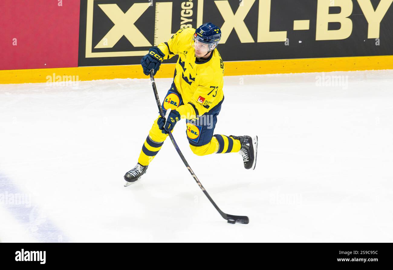 Fribourg, Schweiz, 14. Dezember 2024: #73 Adam Ollas Mattsson, Verteidiger der schwedischen Nationalmannschaft spielt einen Pass. (Foto: Andreas Haas/dieBildmanufaktur) Stockfoto Fribourg, Schweiz, 14. Dezember 2024: #73 Adam Ollas Mattsson, Verteidiger der schwedischen Nationalmannschaft spielt einen Pass. (Foto: Andreas Haas/dieBildmanufaktur) Stockfoto