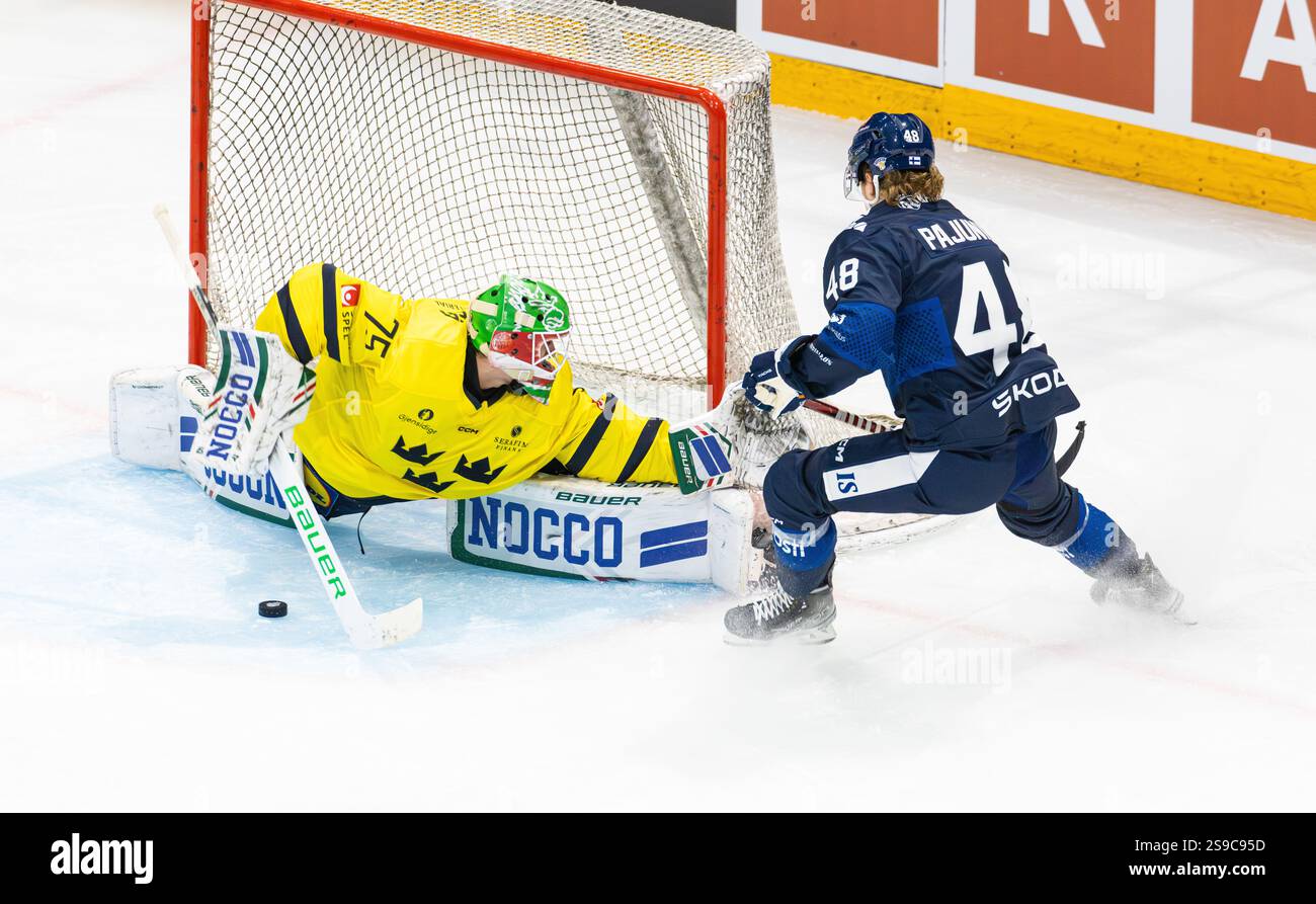 Fribourg, Schweiz, 14. Dezember 2024: #48 Lauri Pajuniemi (Finnland) scheitert im Duell gegen Torhüter #75 Arvid Holm (Schweden). (Foto von Andreas Haas Stockfoto Fribourg, Schweiz, 14. Dezember 2024: #48 Lauri Pajuniemi (Finnland) scheitert im Duell gegen Torhüter #75 Arvid Holm (Schweden). (Foto von Andreas Haas Stockfoto