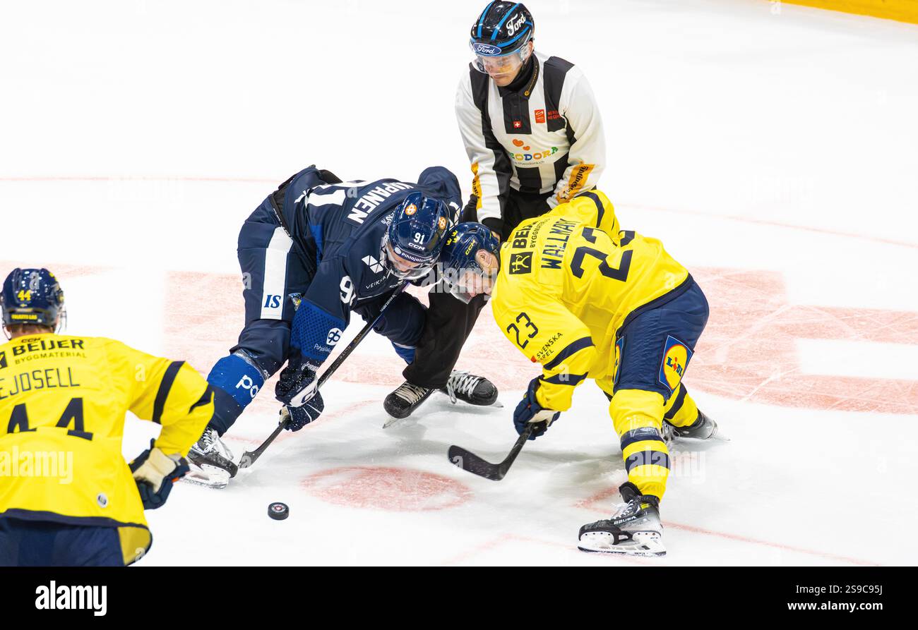 Fribourg, Schweiz, 14. Dezember 2024: Linienmann Dominik Altmann wirft den Puck beim Duell zwischen #91 OIiver Kapanen (Finnland) und #23 Luc ein Stockfoto Fribourg, Schweiz, 14. Dezember 2024: Linienmann Dominik Altmann wirft den Puck beim Duell zwischen #91 OIiver Kapanen (Finnland) und #23 Luc ein Stockfoto