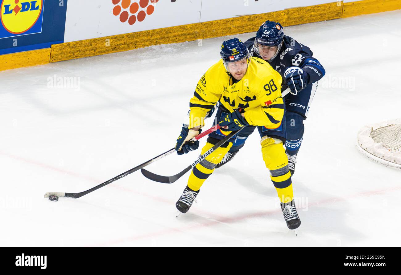 Fribourg, Schweiz, 14. Dezember 2024: Während #62 Robert Leino (Finnland) versucht, #98 Linus Sandin (Schweden) zu stören, sucht er sich nach einem Pass. (Foto Stockfoto Fribourg, Schweiz, 14. Dezember 2024: Während #62 Robert Leino (Finnland) versucht, #98 Linus Sandin (Schweden) zu stören, sucht er sich nach einem Pass. (Foto Stockfoto
