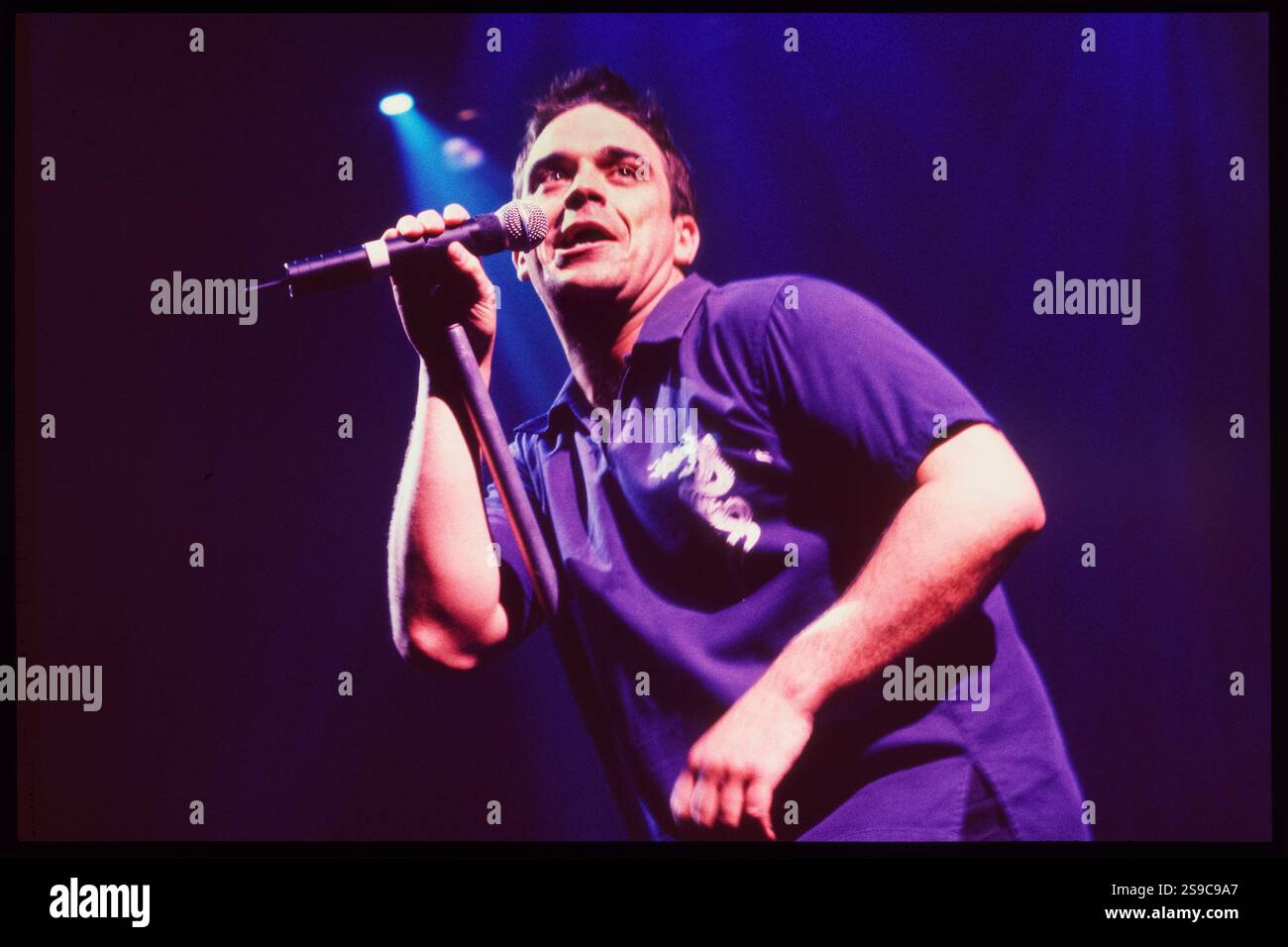 ROBBIE WILLIAMS, CARDIFF, 1999: Robbie Williams auf seiner One More for the Rogue Tour in der Cardiff International Arena CIA am 4. Februar 1999. Foto: Rob Watkins Stockfoto