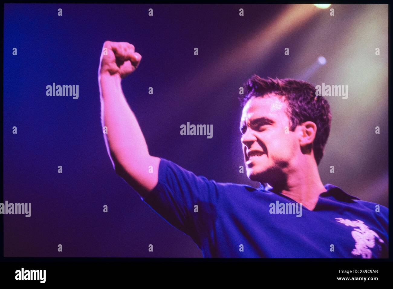 ROBBIE WILLIAMS, CARDIFF, 1999: Robbie Williams auf seiner One More for the Rogue Tour in der Cardiff International Arena CIA am 4. Februar 1999. Foto: Rob Watkins Stockfoto