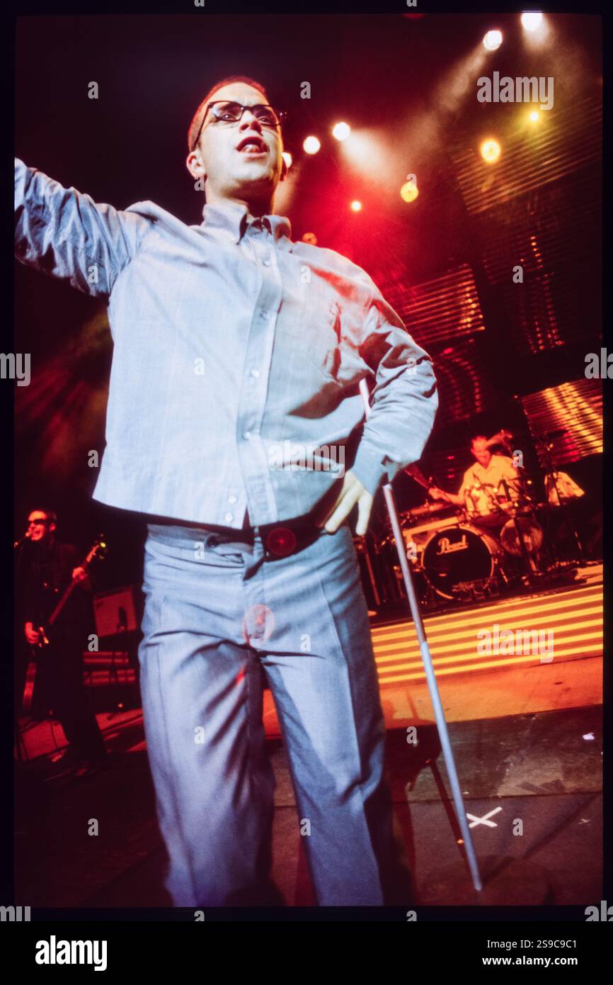 ROBBIE WILLIAMS, SÄNGER, ERSTE TOUR, 1997: Robbie Williams spielte live mit seinem Debütalbum Life thru a Lens auf seiner ersten Solo-Tour im Newport Centre in Wales, Großbritannien am 4. Oktober 1997. Foto: Rob Watkins Stockfoto