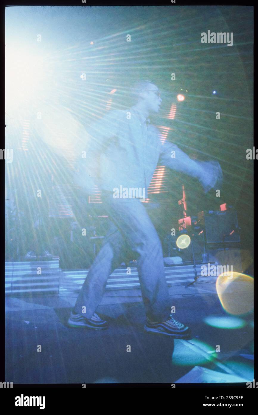 ROBBIE WILLIAMS, SÄNGER, ERSTE TOUR, 1997: Robbie Williams spielte live mit seinem Debütalbum Life thru a Lens auf seiner ersten Solo-Tour im Newport Centre in Wales, Großbritannien am 4. Oktober 1997. Foto: Rob Watkins Stockfoto