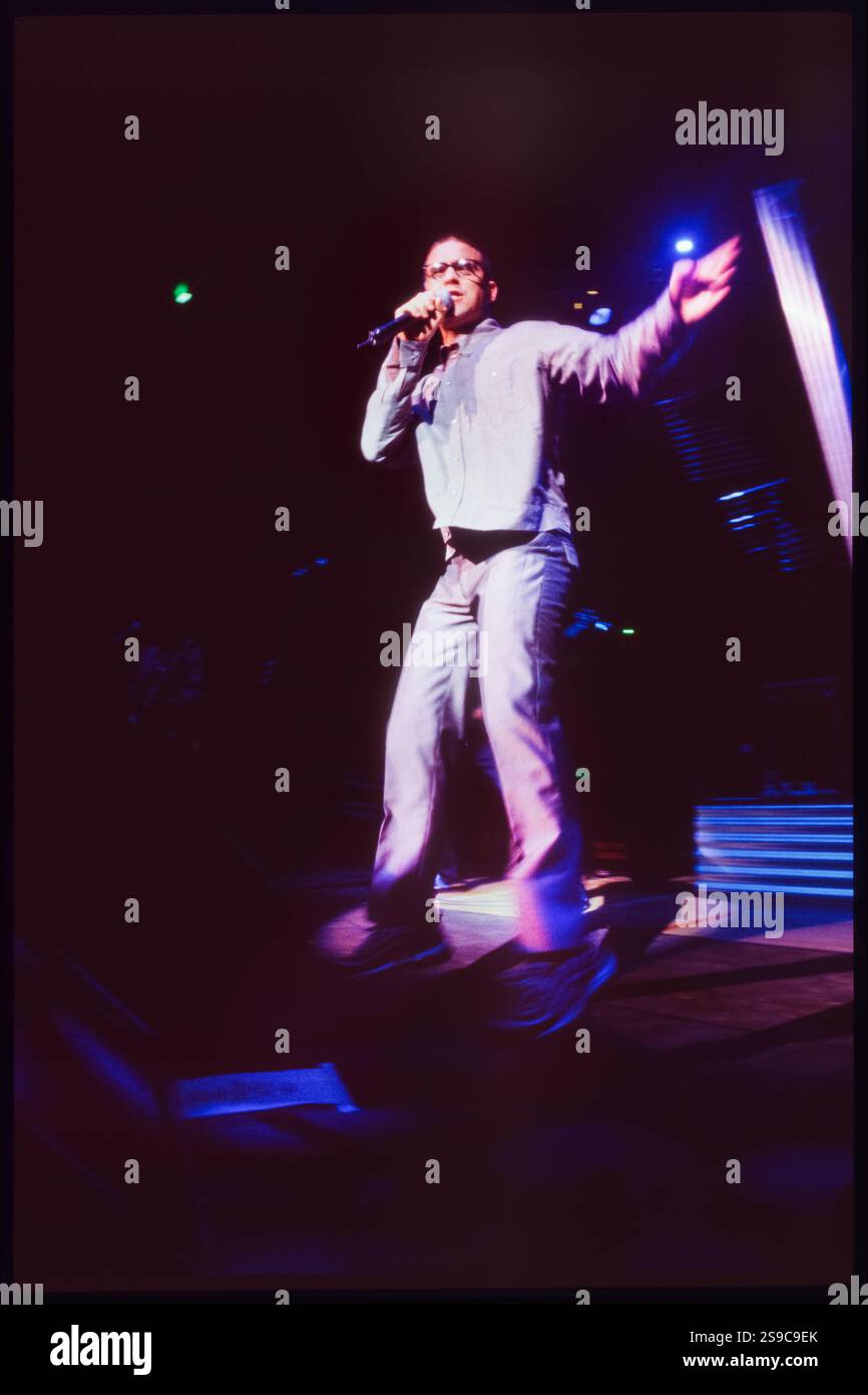 ROBBIE WILLIAMS, SÄNGER, ERSTE TOUR, 1997: Robbie Williams spielte live mit seinem Debütalbum Life thru a Lens auf seiner ersten Solo-Tour im Newport Centre in Wales, Großbritannien am 4. Oktober 1997. Foto: Rob Watkins Stockfoto