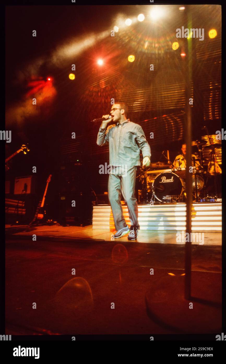 ROBBIE WILLIAMS, SÄNGER, ERSTE TOUR, 1997: Robbie Williams spielte live mit seinem Debütalbum Life thru a Lens auf seiner ersten Solo-Tour im Newport Centre in Wales, Großbritannien am 4. Oktober 1997. Foto: Rob Watkins Stockfoto