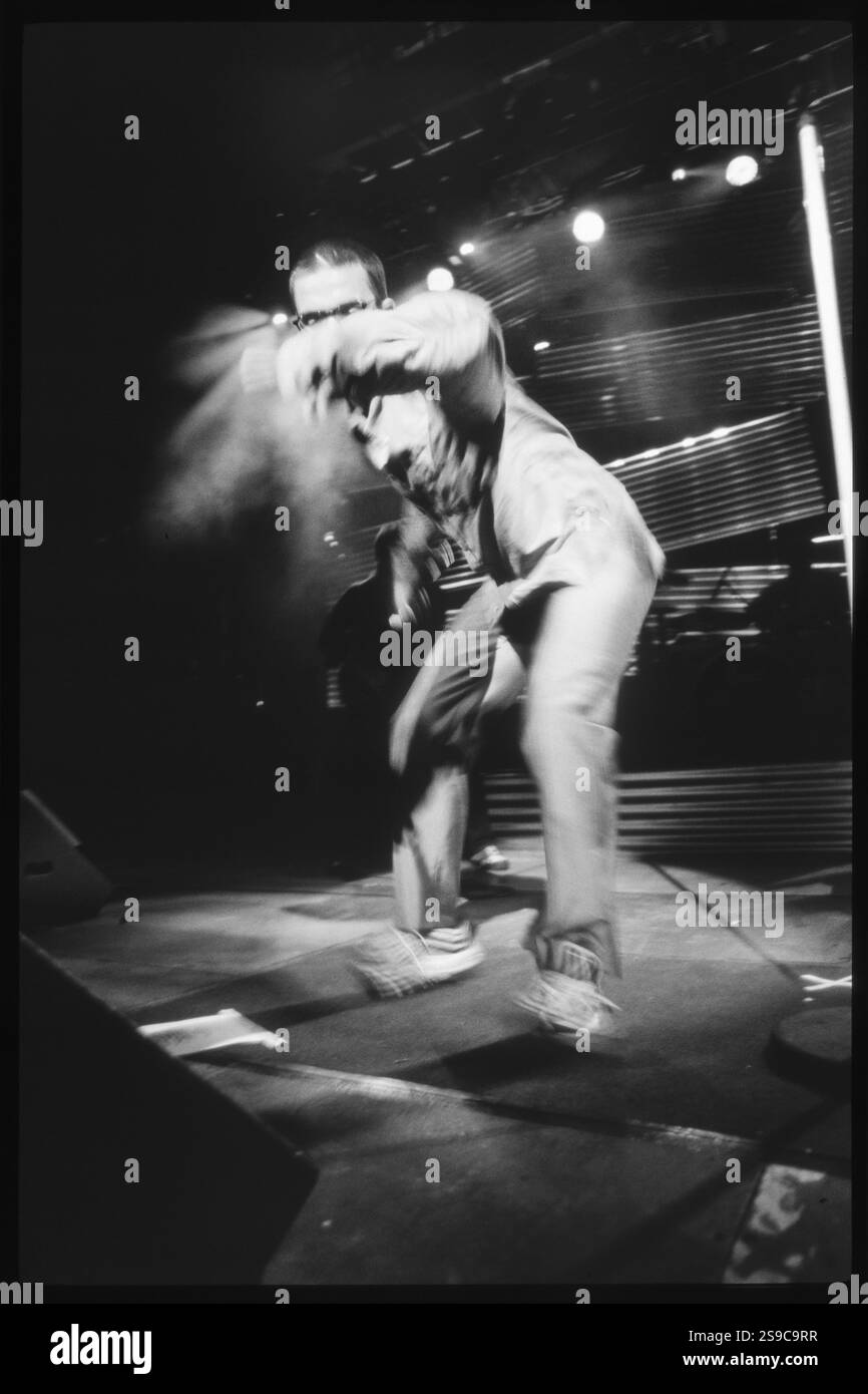 ROBBIE WILLIAMS, SÄNGER, ERSTE TOUR, 1997: Robbie Williams spielte live mit seinem Debütalbum Life thru a Lens auf seiner ersten Solo-Tour im Newport Centre in Wales, Großbritannien am 4. Oktober 1997. Foto: Rob Watkins Stockfoto