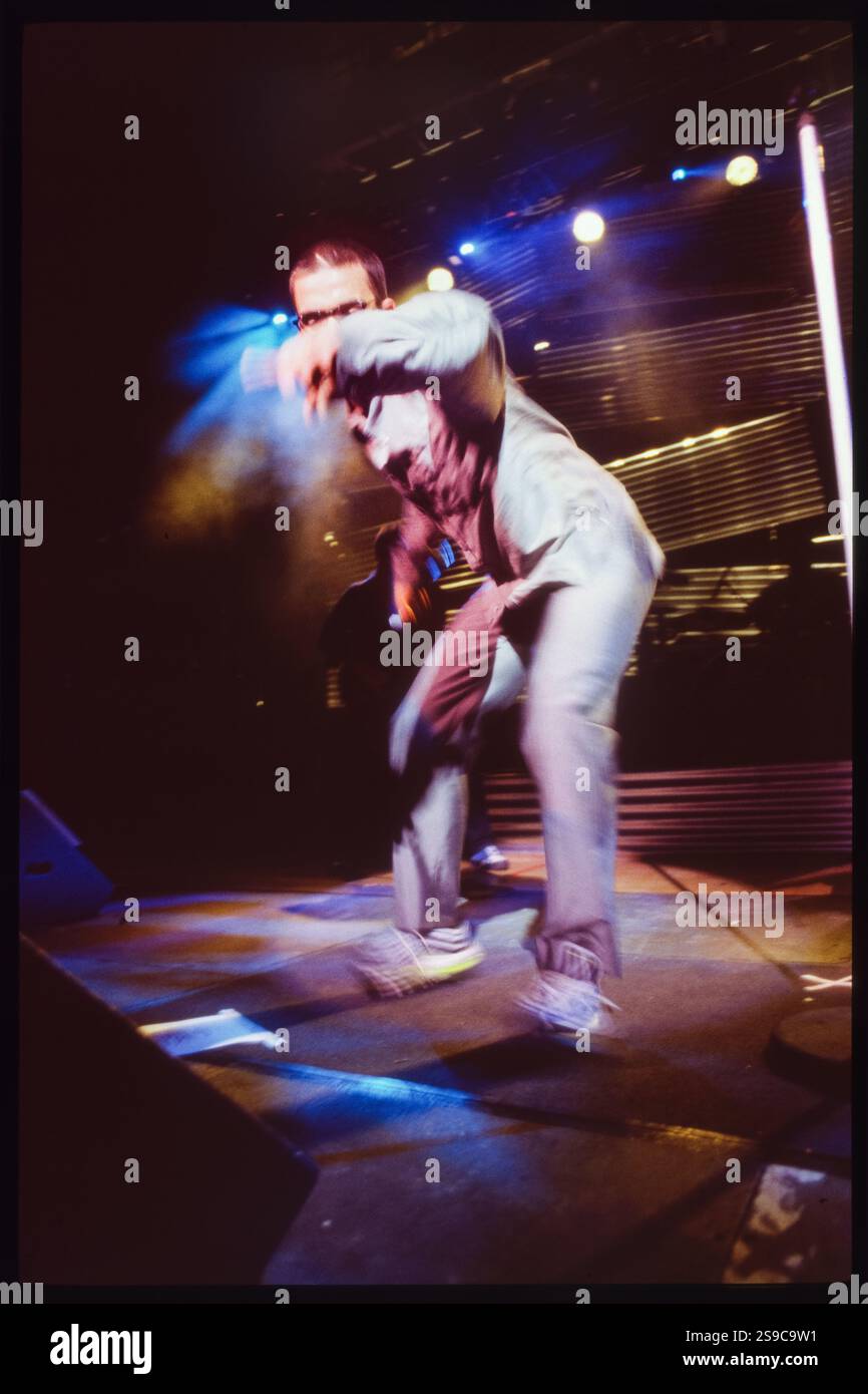 ROBBIE WILLIAMS, SÄNGER, ERSTE TOUR, 1997: Robbie Williams spielte live mit seinem Debütalbum Life thru a Lens auf seiner ersten Solo-Tour im Newport Centre in Wales, Großbritannien am 4. Oktober 1997. Foto: Rob Watkins Stockfoto