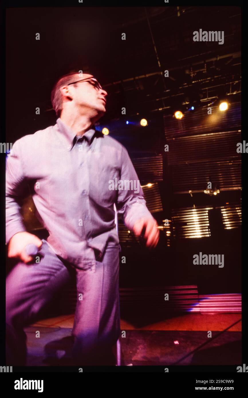 ROBBIE WILLIAMS, SÄNGER, ERSTE TOUR, 1997: Robbie Williams spielte live mit seinem Debütalbum Life thru a Lens auf seiner ersten Solo-Tour im Newport Centre in Wales, Großbritannien am 4. Oktober 1997. Foto: Rob Watkins Stockfoto