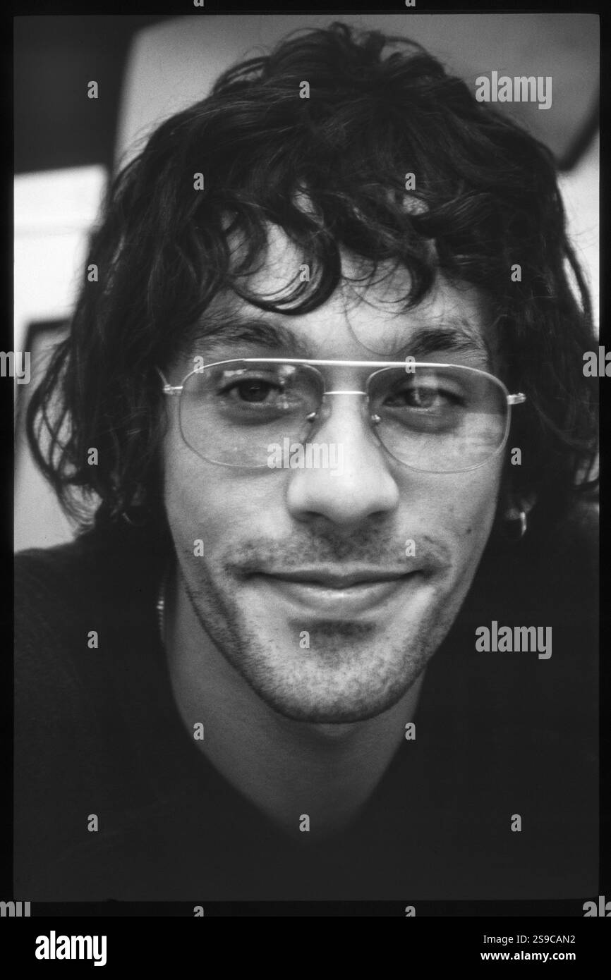RICK WITTER, SHED SEVEN, READING FESTIVAL 98: A Portrait of Rick Witter Sänger von Shed Seven Backstage beim Reading Festival, England, 30. August 1998. Foto: Rob Watkins. INFO: Shed Seven, eine britische Indie-Rock-Band, die 1990 gegründet wurde, erlangte in der Britpop-Ära der 90er Jahre einen Bekanntheitsgrad. Hits wie Chasing Rainbows und Alben wie A Maximum High zeigten ihren melodischen Sound. Stockfoto