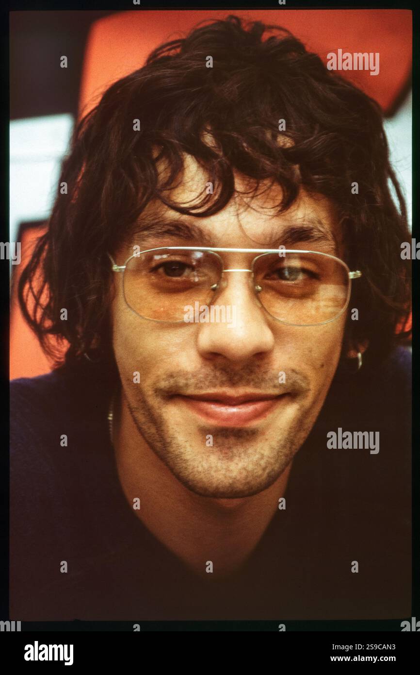 RICK WITTER, SHED SEVEN, READING FESTIVAL 98: A Portrait of Rick Witter Sänger von Shed Seven Backstage beim Reading Festival, England, 30. August 1998. Foto: Rob Watkins. INFO: Shed Seven, eine britische Indie-Rock-Band, die 1990 gegründet wurde, erlangte in der Britpop-Ära der 90er Jahre einen Bekanntheitsgrad. Hits wie Chasing Rainbows und Alben wie A Maximum High zeigten ihren melodischen Sound. Stockfoto