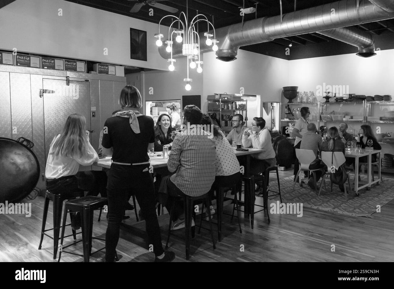 Leute, die sich unterhalten und in einem zwanglosen, modernen Restaurant Interior speisen Stockfoto