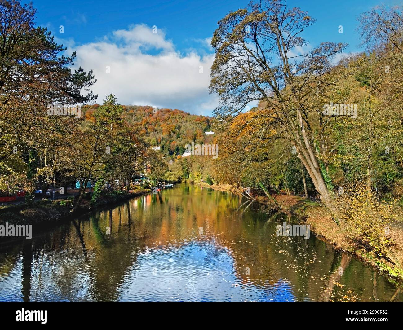 Großbritannien, Derbyshire, Peak District, Matlock Bath, Blick von der Fußgängerbrücke über den Fluss Derwent. Stockfoto
