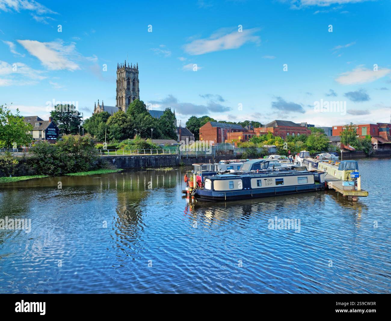 UK, South Yorkshire, Doncaster, Doncaster Minster oder St George's Church und Doncaster Wharf. Stockfoto