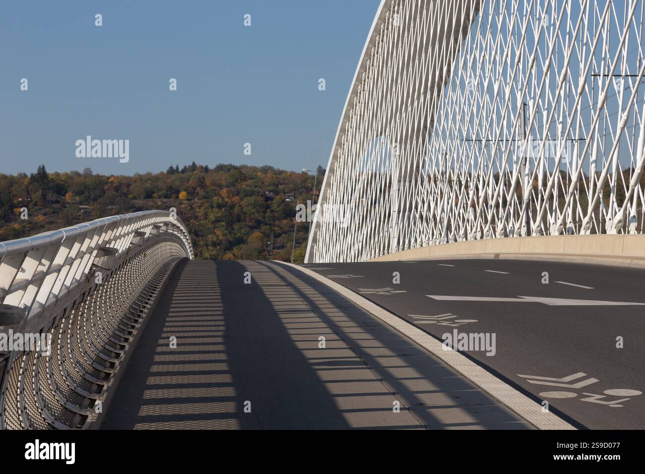 Prag - Die moderne Bogenbrücke Trójský am meisten. Stockfoto