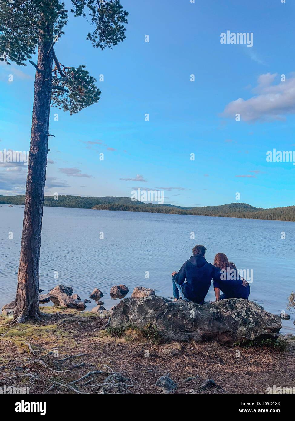 Liebhaber am Inari-See, Finnisch-Lappland - Smartphone-aufgenommenes Stockfoto