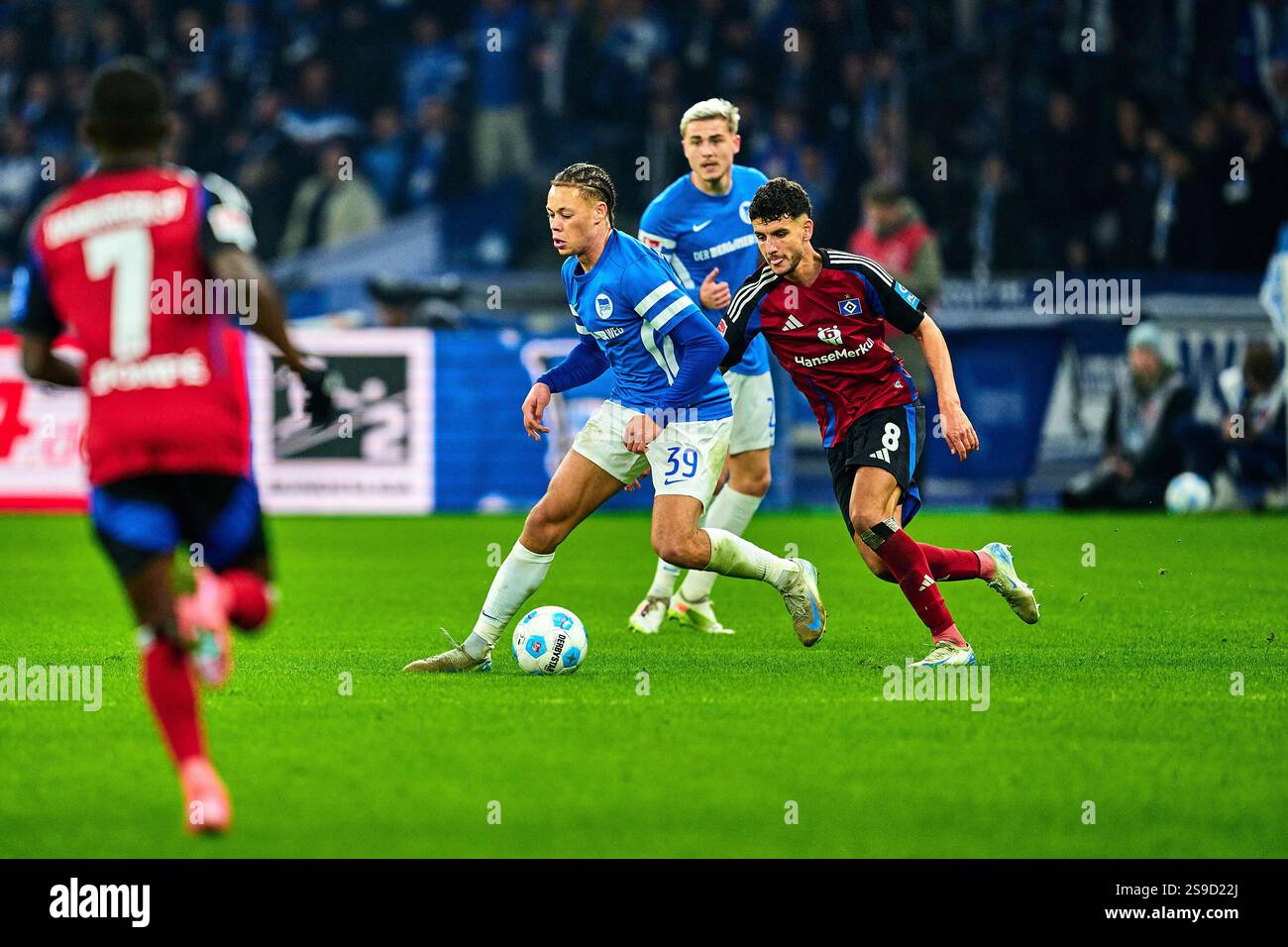 Derry Scherhant (Hertha BSC, #39), Daniel Elfadli (Hamburger SV, #08), GER, Hertha BSC vs. Hamburger SV (HSV), Fussball Herren, 2. Bundesliga, Saison 2024/2025, 19. SPIELTAG, 25.01.2025 (DFL-VORSCHRIFTEN VERBIETEN DIE VERWENDUNG VON FOTOS ALS BILDSEQUENZEN UND/ODER QUASI-VIDEO). Foto: Eibner-Pressefoto/ Claudius Rauch Stockfoto