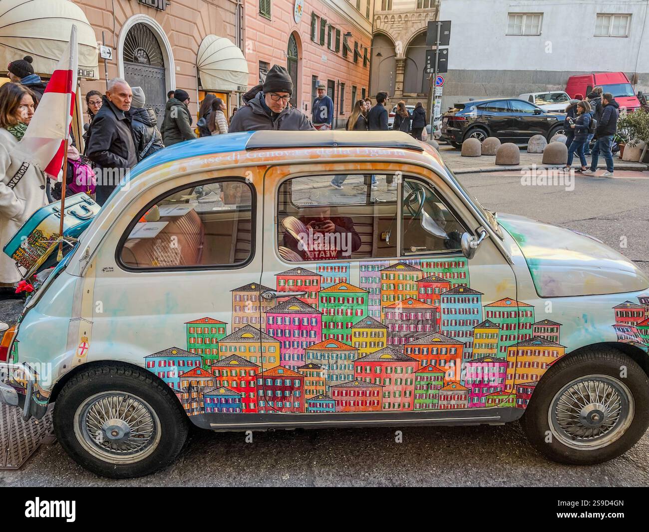 Ein Oldtimer in Genua, Italien, mit farbenfrohen Designs ligurischer Paläste, die klassischen Stil mit lokaler Kunst verbinden. - Smartphone-aufgenommenes Stockfoto