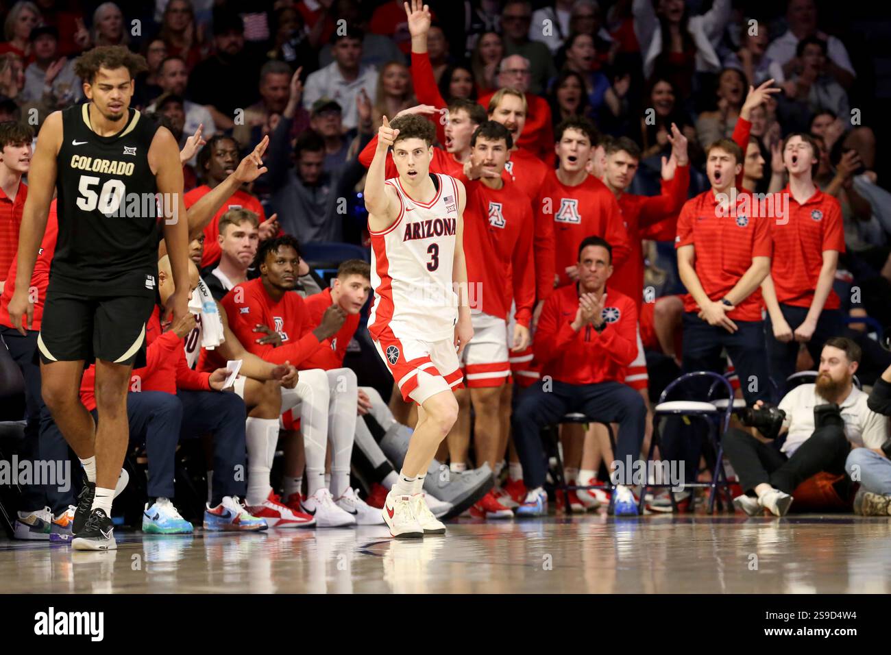 TUCSON, AZ - JANUARY 25: Arizona Wildcats guard Anthony Dell'Orso #3 celebrates a 3 point shot during the second half of a basketball game between the Colorado Buffaloes and the Arizona Wildcats on January 25, 2025, at McKale Center in Tucson, AZ. (Photo by Christopher Hook/Icon Sportswire) (Icon Sportswire via AP Images) Stockfoto