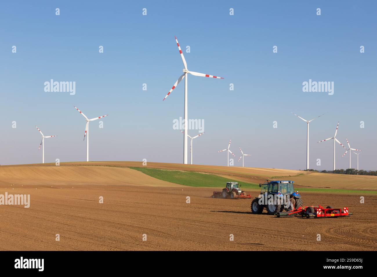 Windturbine und Herbst Felder in Ost-Österreich Stockfoto
