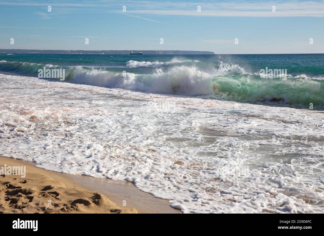 Palma de Mallorca - die große Welle und das Schiff im Hintergrund. Stockfoto
