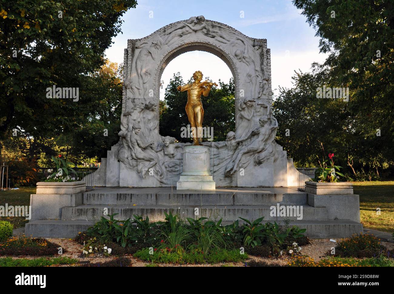 Das vergoldete Denkmal des Komponisten Johann Strauss II. Ist ein berühmtes Wahrzeichen und eine beliebte Attraktion im Wiener Stadtpark. Stockfoto