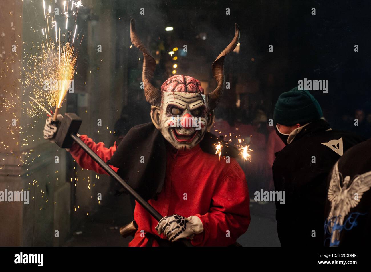 Januar 2025. Barcelona, Spanien: Ein traditioneller katalanischer Teufel, der eine diabolische Maske trägt, lässt beim Festival von Els Foguerons im Viertel Garcia explodieren. Das Festival of Els Foguerons de sa Pobla ist eine mallorquinische Feier, die seit 1993 im Stadtteil Gracia von Barcelona stattfindet und katalanische Folklore mit traditionellen Charakteren wie Teufeln und Korrefocs zeigt. Quelle: Jordi Boixareu/Alamy Life News Stockfoto