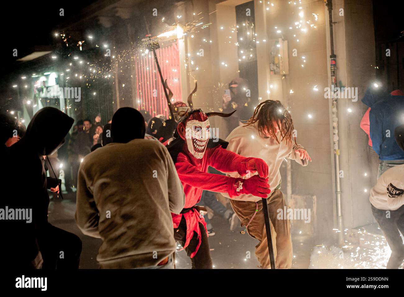 Januar 2025. Barcelona, Spanien: Ein traditioneller katalanischer Teufel, der eine diabolische Maske trägt, lässt bei den Enthüllern während des Festivals von Els Foguerons im Stadtteil Garcia explodieren. Das Festival of Els Foguerons de sa Pobla ist eine mallorquinische Feier, die seit 1993 im Stadtteil Gracia von Barcelona stattfindet und katalanische Folklore mit traditionellen Charakteren wie Teufeln und Korrefocs zeigt. Quelle: Jordi Boixareu/Alamy Life News Stockfoto
