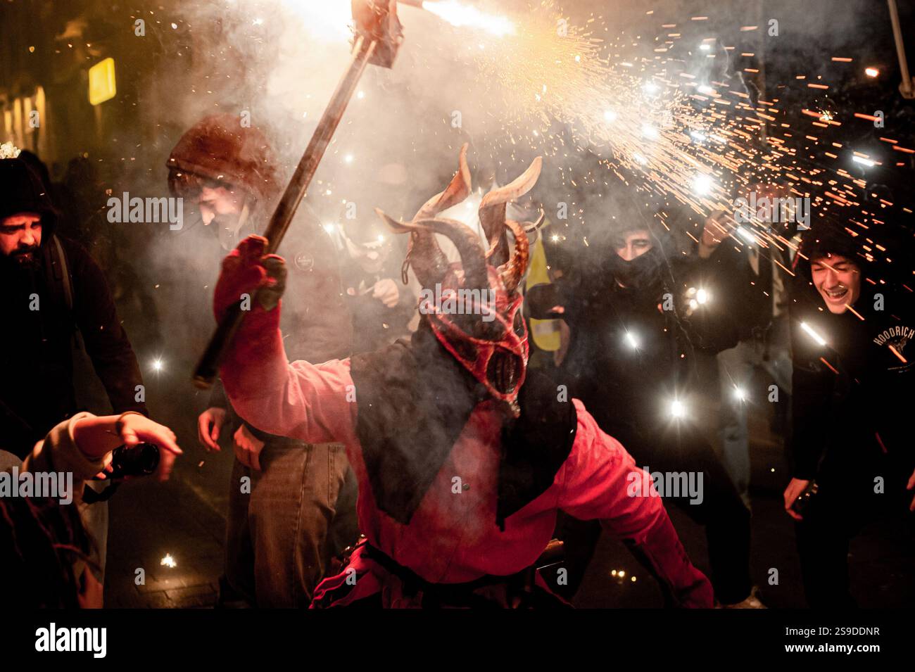 Januar 2025. Barcelona, Spanien: Ein traditioneller katalanischer Teufel, der eine diabolische Maske trägt, lässt beim Festival von Els Foguerons im Viertel Garcia explodieren. Das Festival of Els Foguerons de sa Pobla ist eine mallorquinische Feier, die seit 1993 im Stadtteil Gracia von Barcelona stattfindet und katalanische Folklore mit traditionellen Charakteren wie Teufeln und Korrefocs zeigt. Quelle: Jordi Boixareu/Alamy Life News Stockfoto