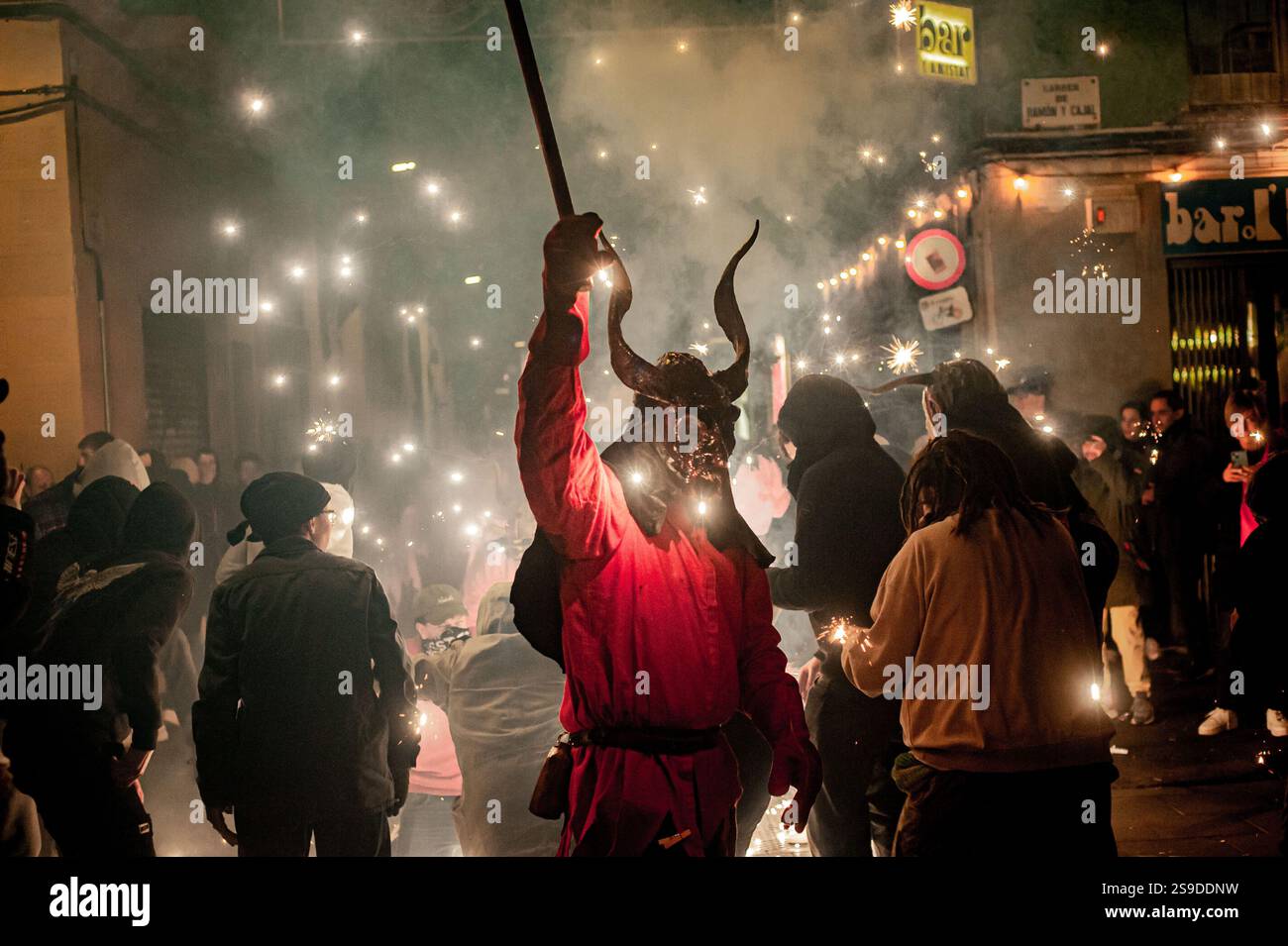Januar 2025. Barcelona, Spanien: Ein traditioneller katalanischer Teufel, der eine diabolische Maske trägt, lässt beim Festival von Els Foguerons im Viertel Garcia explodieren. Das Festival of Els Foguerons de sa Pobla ist eine mallorquinische Feier, die seit 1993 im Stadtteil Gracia von Barcelona stattfindet und katalanische Folklore mit traditionellen Charakteren wie Teufeln und Korrefocs zeigt. Quelle: Jordi Boixareu/Alamy Life News Stockfoto