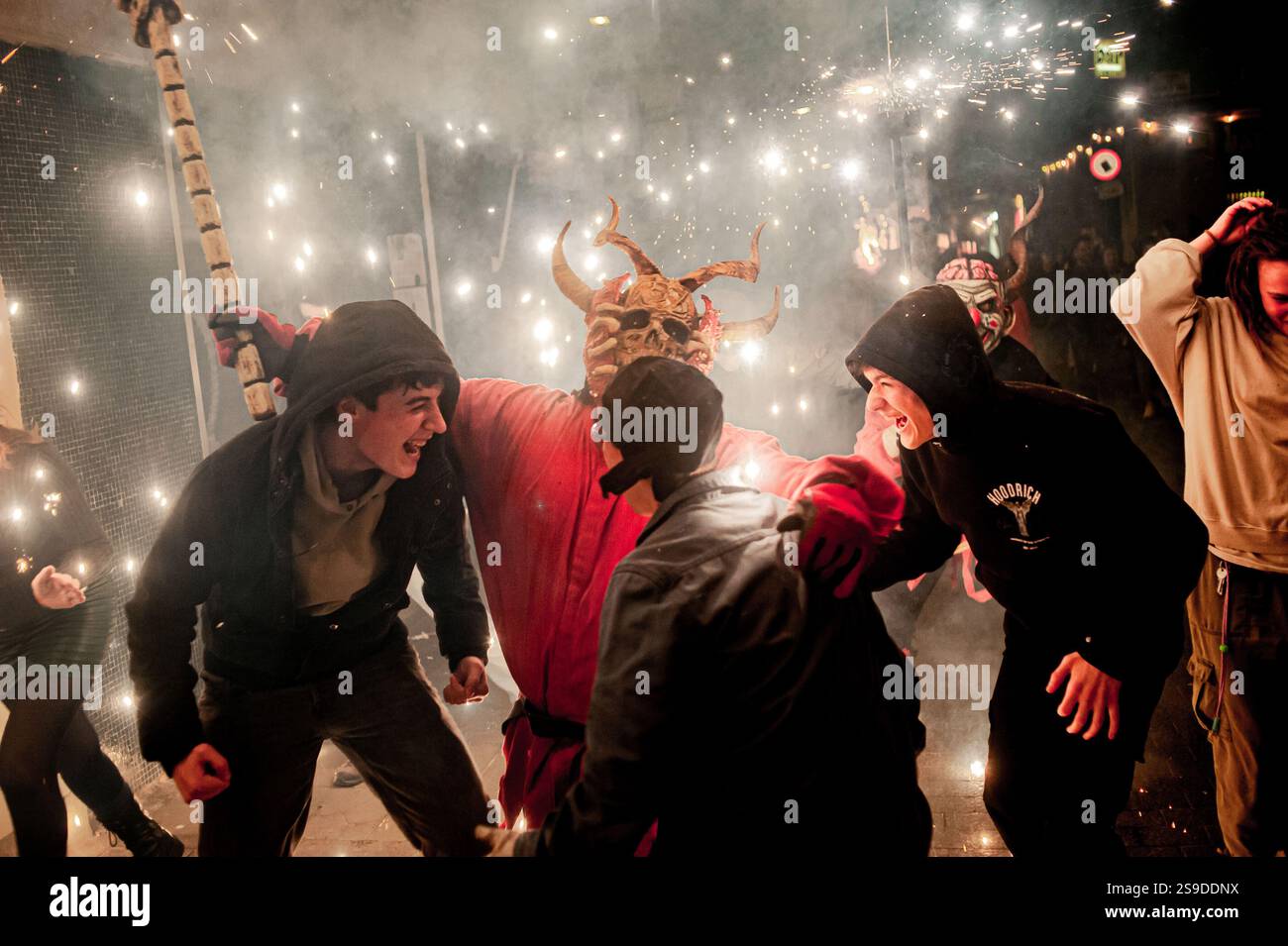 Januar 2025. Barcelona, Spanien: Ein traditioneller katalanischer Teufel, der eine diabolische Maske trägt, lässt bei den Enthüllern während des Festivals von Els Foguerons im Stadtteil Garcia explodieren. Das Festival of Els Foguerons de sa Pobla ist eine mallorquinische Feier, die seit 1993 im Stadtteil Gracia von Barcelona stattfindet und katalanische Folklore mit traditionellen Charakteren wie Teufeln und Korrefocs zeigt. Quelle: Jordi Boixareu/Alamy Life News Stockfoto