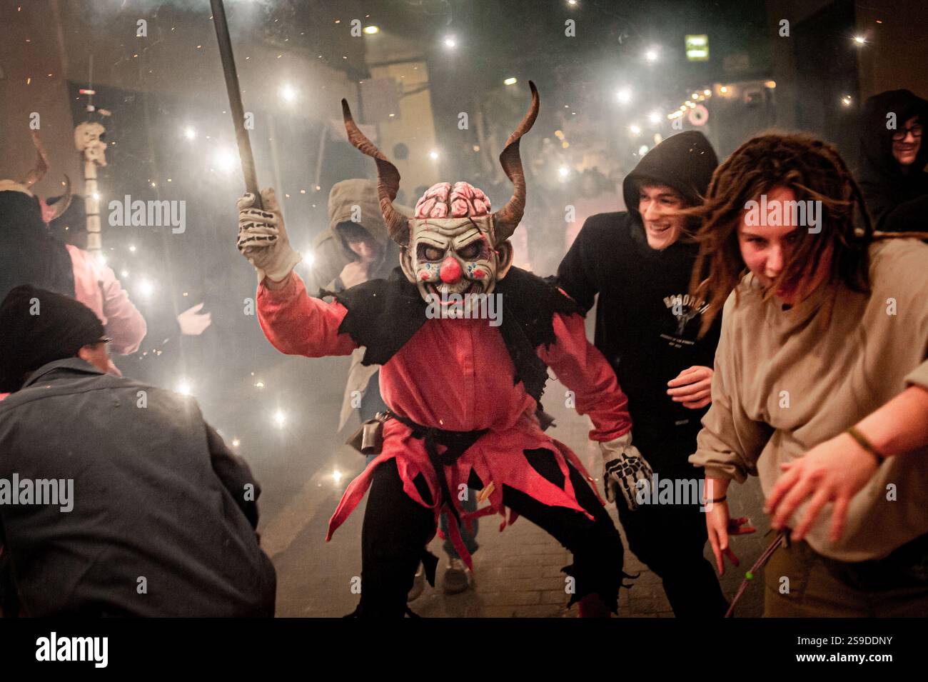 Januar 2025. Barcelona, Spanien: Ein traditioneller katalanischer Teufel, der eine diabolische Maske trägt, lässt bei den Enthüllern während des Festivals von Els Foguerons im Stadtteil Garcia explodieren. Das Festival of Els Foguerons de sa Pobla ist eine mallorquinische Feier, die seit 1993 im Stadtteil Gracia von Barcelona stattfindet und katalanische Folklore mit traditionellen Charakteren wie Teufeln und Korrefocs zeigt. Quelle: Jordi Boixareu/Alamy Life News Stockfoto