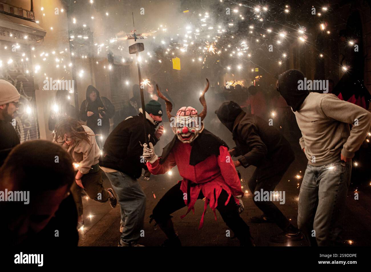 Januar 2025. Barcelona, Spanien: Ein traditioneller katalanischer Teufel, der eine diabolische Maske trägt, lässt bei den Enthüllern während des Festivals von Els Foguerons im Stadtteil Garcia explodieren. Das Festival of Els Foguerons de sa Pobla ist eine mallorquinische Feier, die seit 1993 im Stadtteil Gracia von Barcelona stattfindet und katalanische Folklore mit traditionellen Charakteren wie Teufeln und Korrefocs zeigt. Quelle: Jordi Boixareu/Alamy Life News Stockfoto
