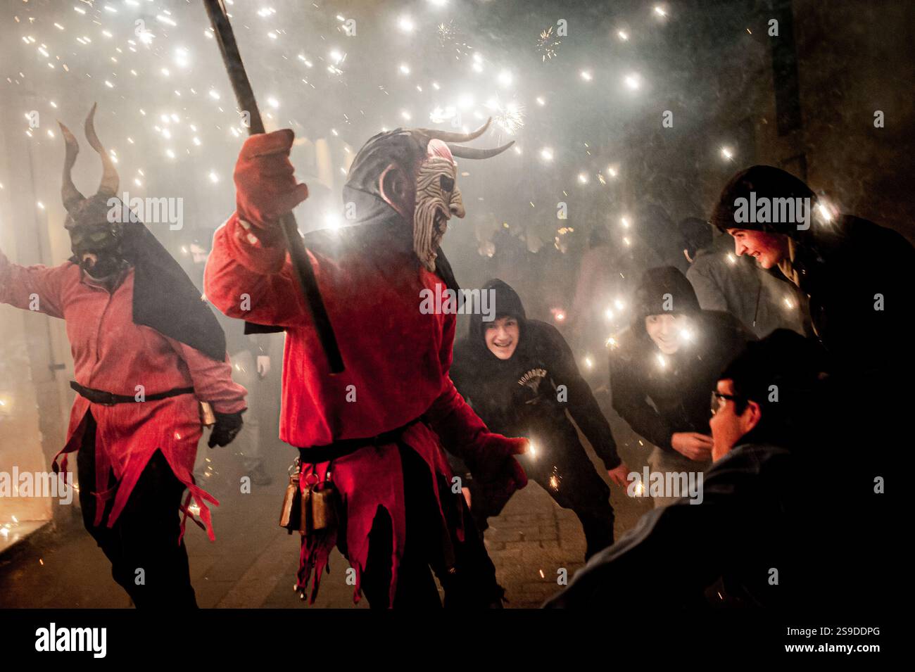 Januar 2025. Barcelona, Spanien: Ein traditioneller katalanischer Teufel, der eine diabolische Maske trägt, lässt bei den Enthüllern während des Festivals von Els Foguerons im Stadtteil Garcia explodieren. Das Festival of Els Foguerons de sa Pobla ist eine mallorquinische Feier, die seit 1993 im Stadtteil Gracia von Barcelona stattfindet und katalanische Folklore mit traditionellen Charakteren wie Teufeln und Korrefocs zeigt. Quelle: Jordi Boixareu/Alamy Life News Stockfoto