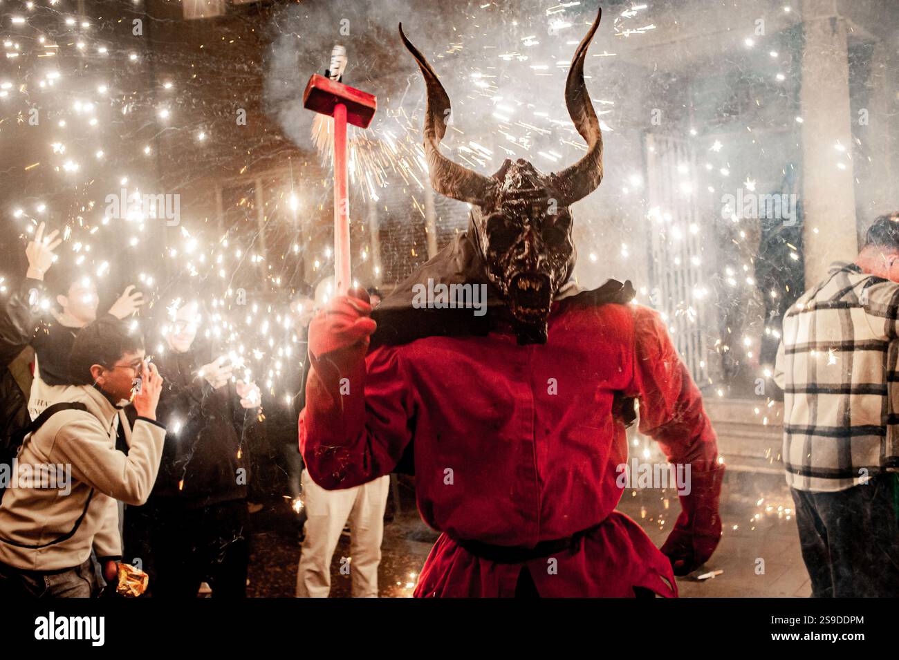 Januar 2025. Barcelona, Spanien: Ein traditioneller katalanischer Teufel, der eine diabolische Maske trägt, lässt beim Festival von Els Foguerons im Viertel Garcia explodieren. Das Festival of Els Foguerons de sa Pobla ist eine mallorquinische Feier, die seit 1993 im Stadtteil Gracia von Barcelona stattfindet und katalanische Folklore mit traditionellen Charakteren wie Teufeln und Korrefocs zeigt. Quelle: Jordi Boixareu/Alamy Life News Stockfoto