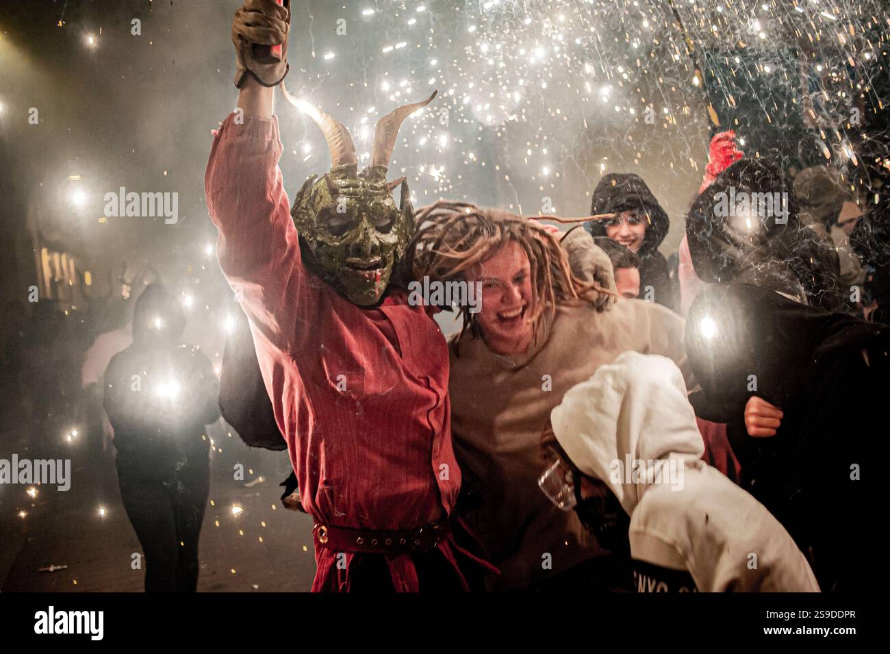 Januar 2025. Barcelona, Spanien: Ein traditioneller katalanischer Teufel, der eine diabolische Maske trägt, lässt bei den Enthüllern während des Festivals von Els Foguerons im Stadtteil Garcia explodieren. Das Festival of Els Foguerons de sa Pobla ist eine mallorquinische Feier, die seit 1993 im Stadtteil Gracia von Barcelona stattfindet und katalanische Folklore mit traditionellen Charakteren wie Teufeln und Korrefocs zeigt. Quelle: Jordi Boixareu/Alamy Life News Stockfoto