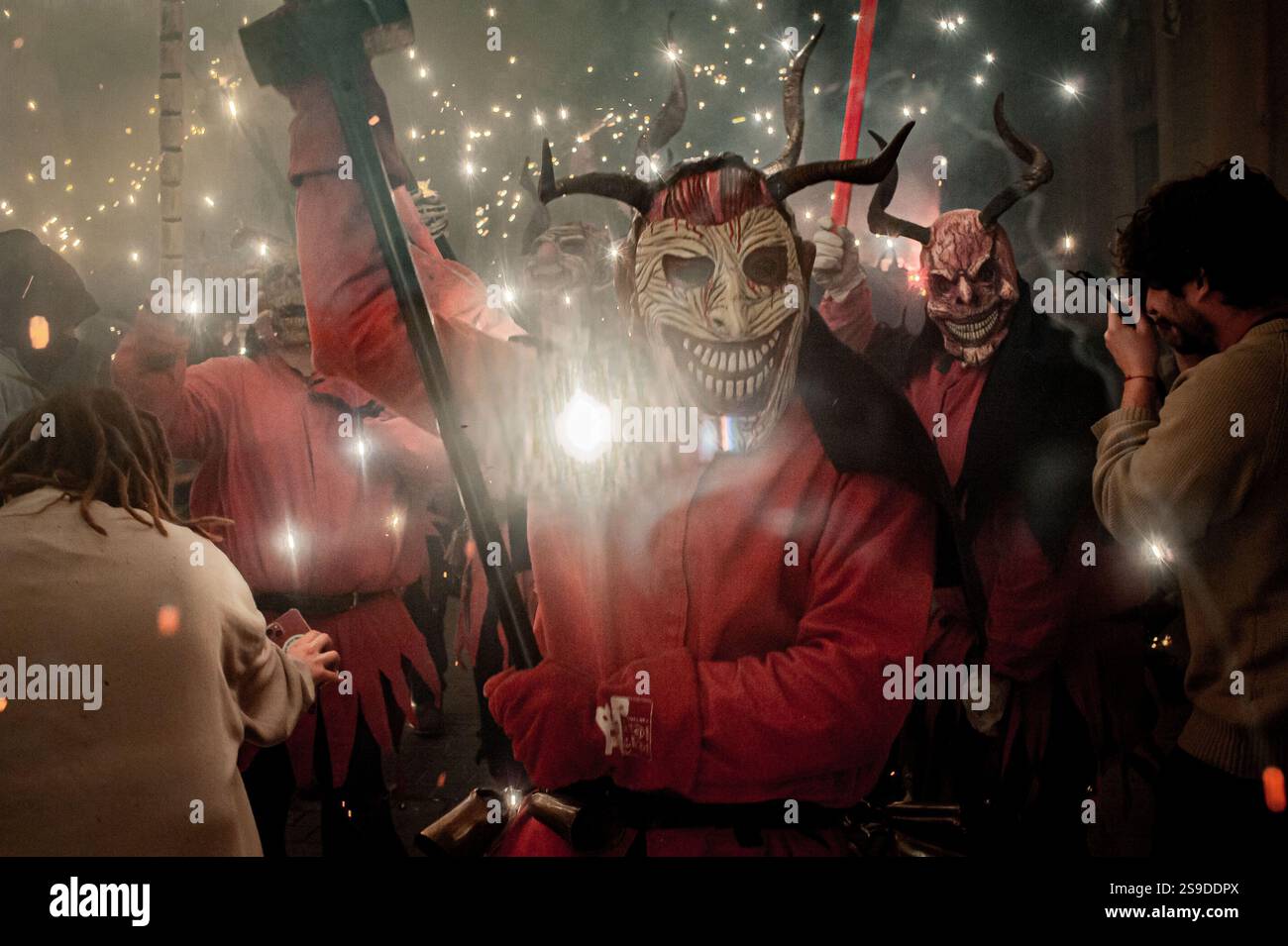 Januar 2025. Barcelona, Spanien: Ein traditioneller katalanischer Teufel, der eine diabolische Maske trägt, lässt beim Festival von Els Foguerons im Viertel Garcia explodieren. Das Festival of Els Foguerons de sa Pobla ist eine mallorquinische Feier, die seit 1993 im Stadtteil Gracia von Barcelona stattfindet und katalanische Folklore mit traditionellen Charakteren wie Teufeln und Korrefocs zeigt. Quelle: Jordi Boixareu/Alamy Life News Stockfoto
