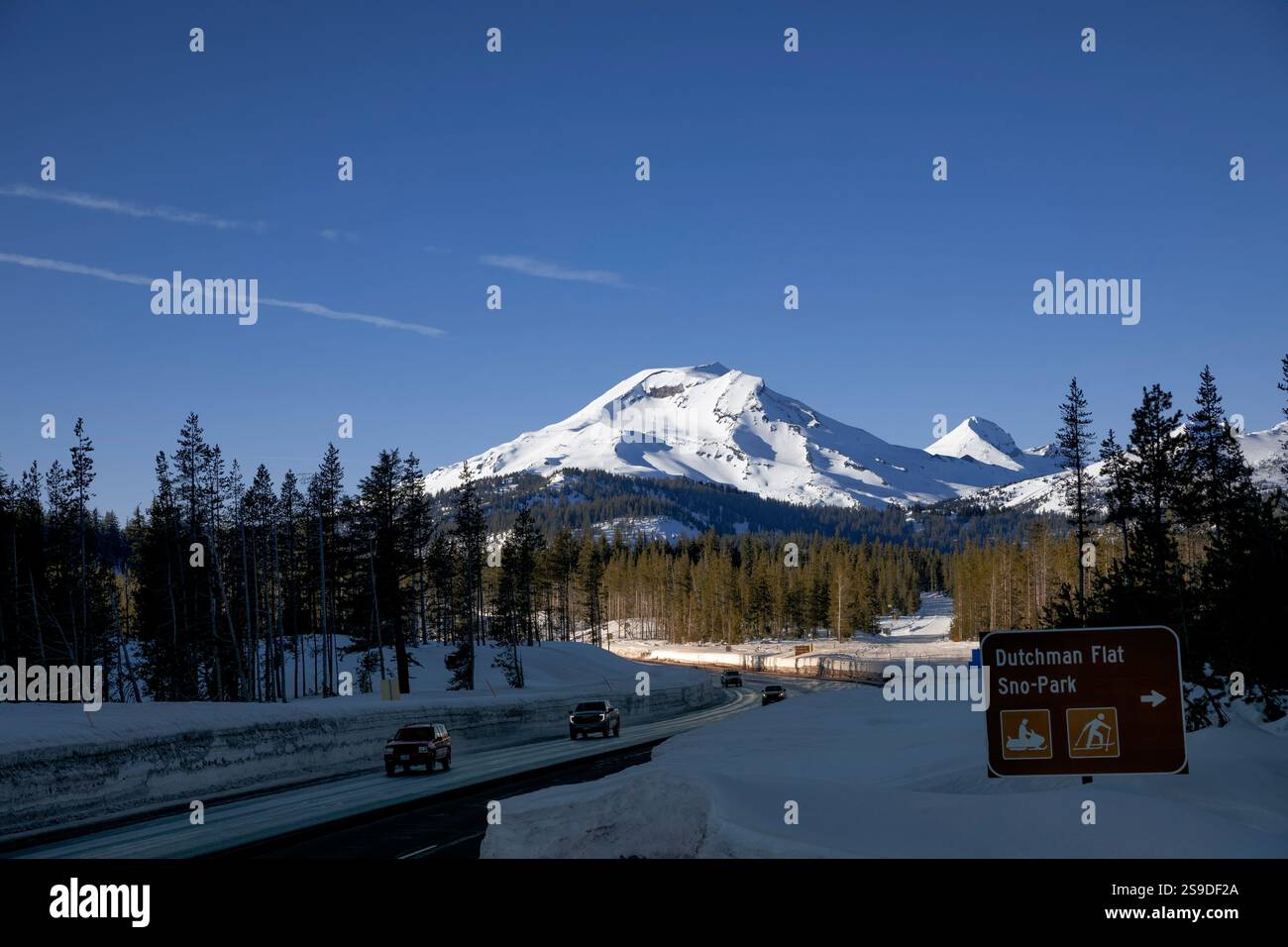 OR02689-00...... OREGON – Süd- und Mittelschwester vom Dutchman Flat Sno-Park aus gesehen, Deschutes National Forest. Stockfoto