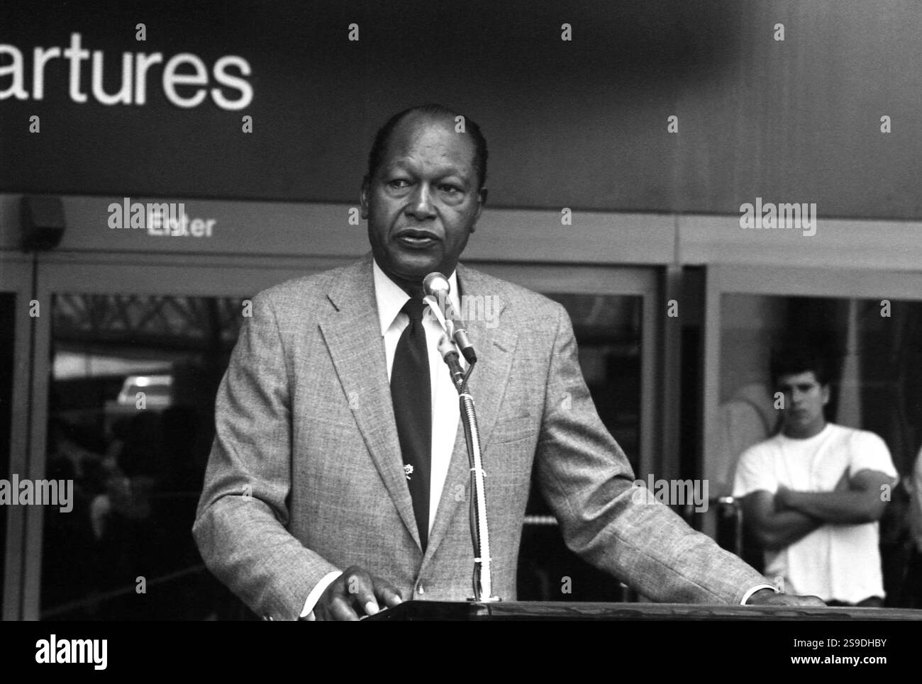 Los Angeles, CA, USA, 1987. Bürgermeister Tom Bradley sprach im Bradley International Terminal am Flughafen Los Angeles während der Zeremonie der Enthüllung seiner Büste durch den Künstler S. Sarkis. Stockfoto