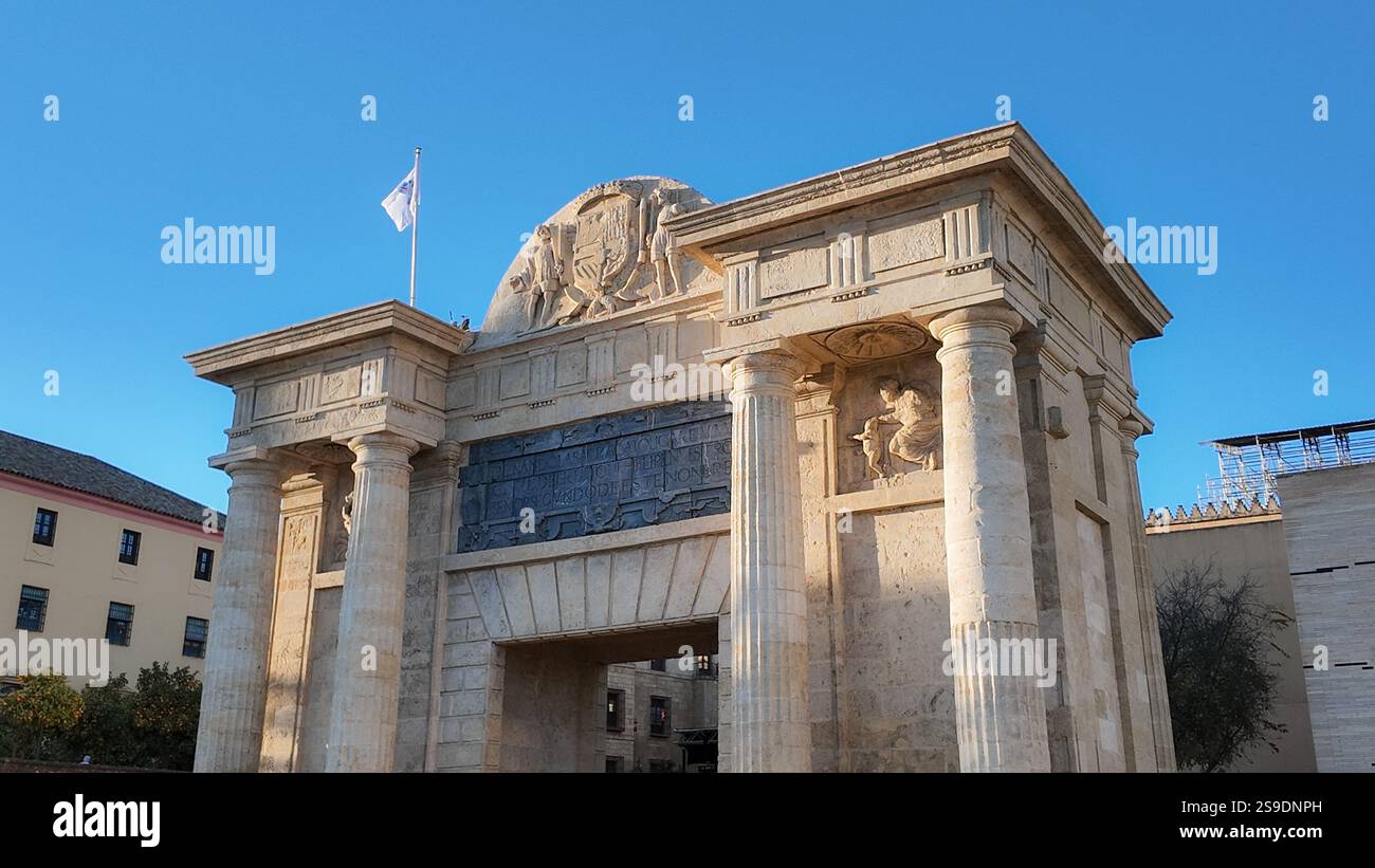 Puerta del Puente ist ein großes historisches Tor in Córdoba, Spanien, in der Nähe der Römischen Brücke. Es ist ein ikonisches Gebäude, das als Tor zum dient Stockfoto