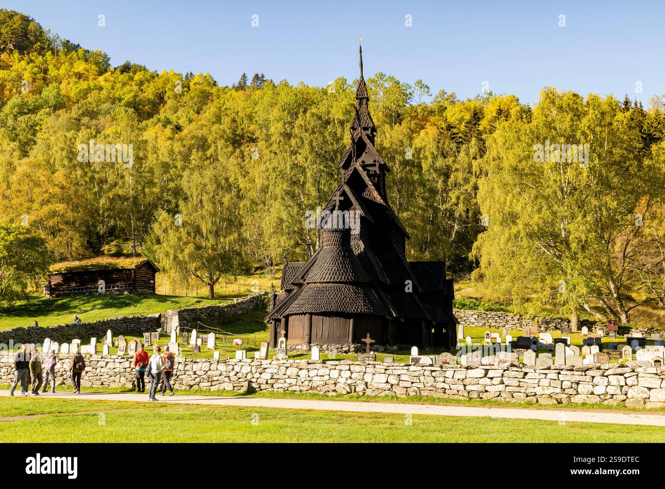 Borgund Norwegen, Borgund Stabkirche ist eine ehemalige Pfarrkirche, die um 1200 erbaut wurde, restauriert und als eine wichtige Touristenattraktion erhalten wurde Stockfoto