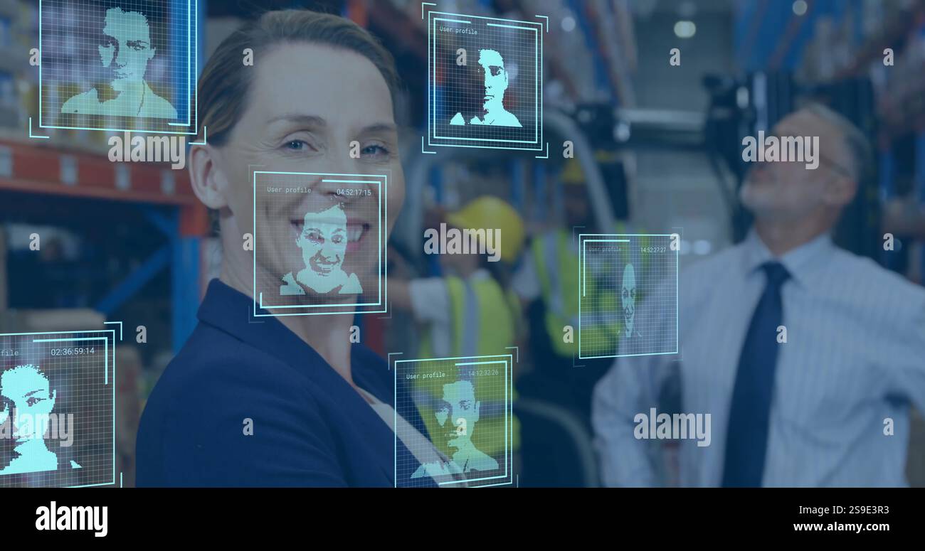Gesichtserkennungsbild über Lagerarbeiter und lächelnde Geschäftsfrau Stockfoto