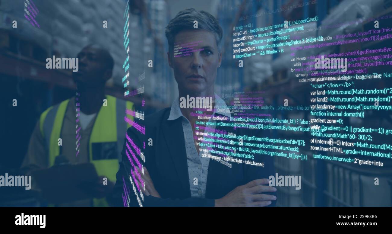 Computercodebild über Geschäftsfrau im Lager mit Arbeiter im Hintergrund Stockfoto