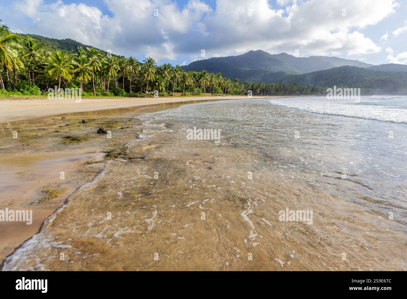 Nagtabon Beach in Puerto Princesa, Palawan, ist bekannt für seinen weiten Sandstrand und seine unberührte Küste Stockfoto