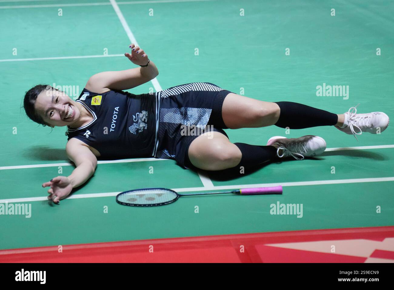 Thailand's Ratchanok Intanon, celebrates after defeating South Korea's Sim Yu Jin in their women's singles final match at Indonesia Masters badminton tournament at Istora Stadium in Jakarta, Indonesia, Sunday, Jan. 26, 2025. (AP Photo/Achmad Ibrahim) Stockfoto