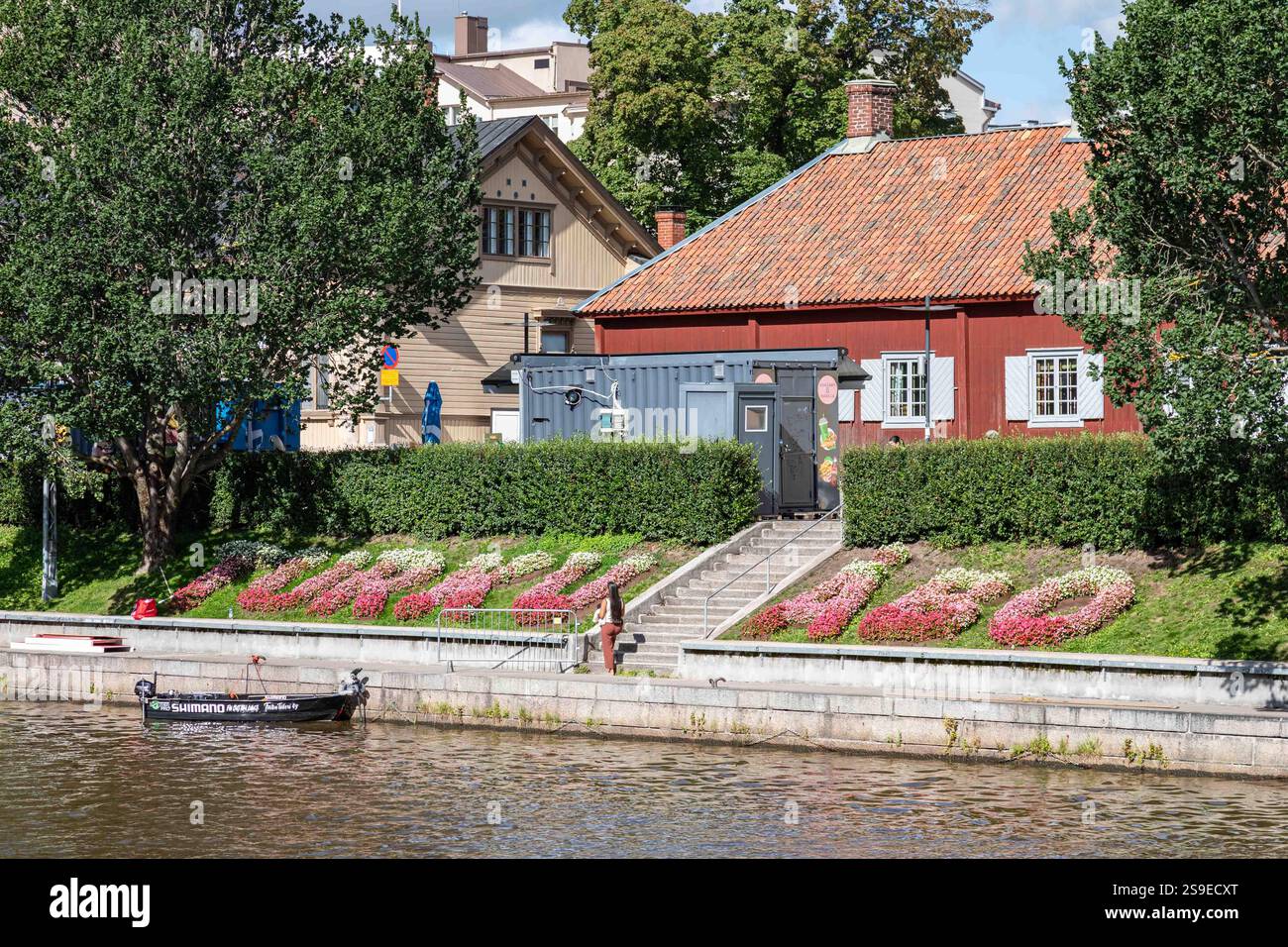 Postkartenbild des Flusses Aura und Blumenarrangements in Turku, Finnland Stockfoto