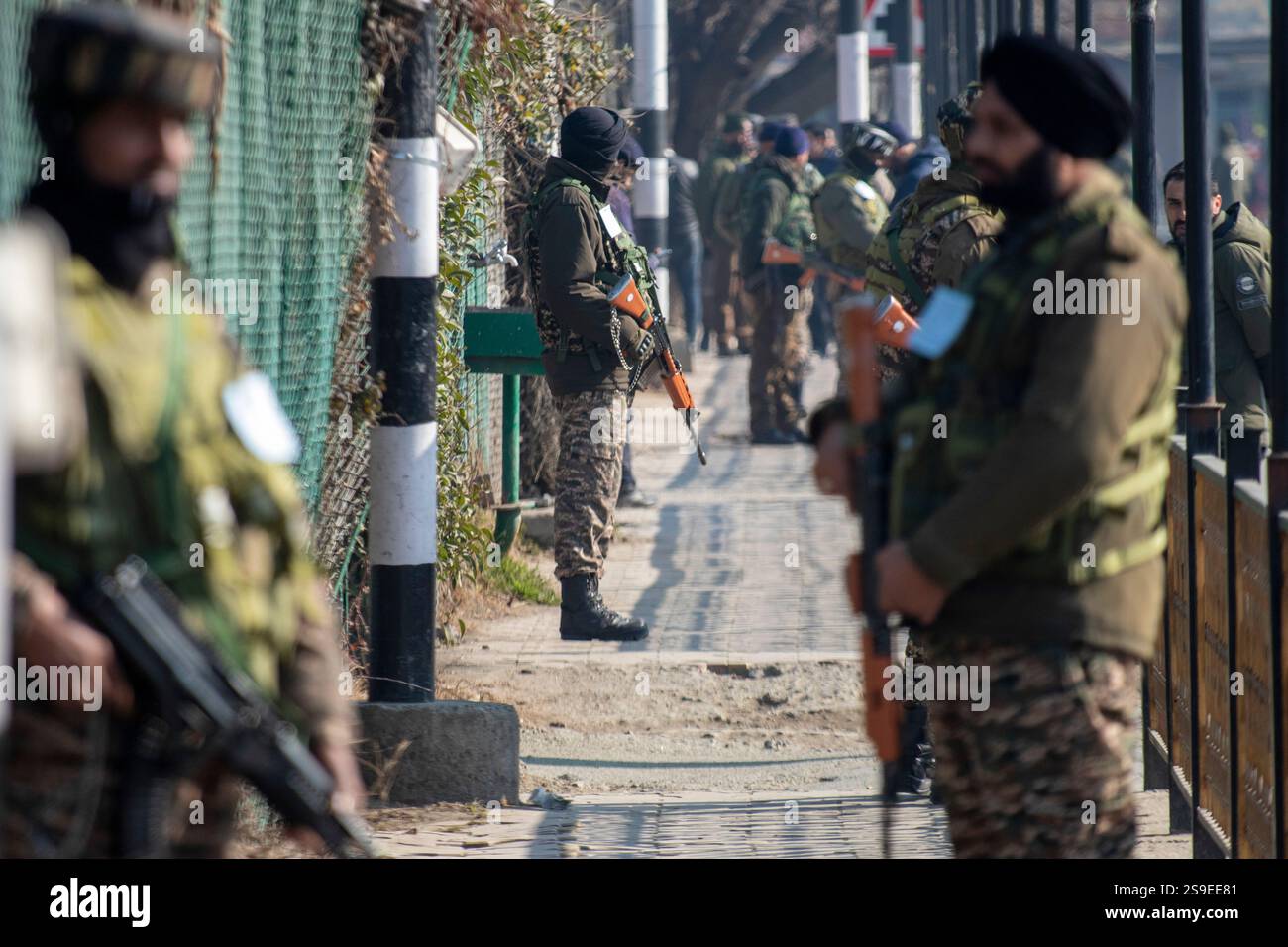 Indische paramilitärische Truppen stehen außerhalb des Hauptsitzes, an dem die Behörden die Hauptaufgabe während des 76. Tages der indischen Republik in Srinagar abgehalten haben, in Alarmbereitschaft. Indiens Republik Tag ist die Ausrufung Indiens zur republik 1950, drei Jahre nachdem es die Unabhängigkeit von der britischen Herrschaft errungen hatte. Quelle: SOPA Images Limited/Alamy Live News Stockfoto