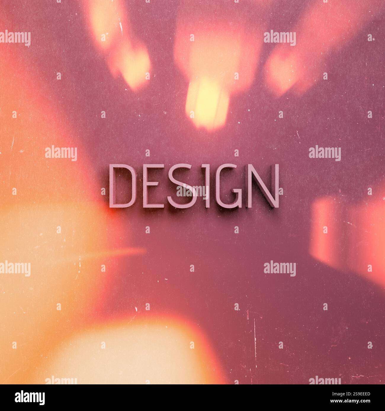 Eine einfache Aufschrift „Design“ an der Wand. Dramatische Beleuchtung. Spezielle Lichteffekte. 3D-Abbildung. Stockfoto