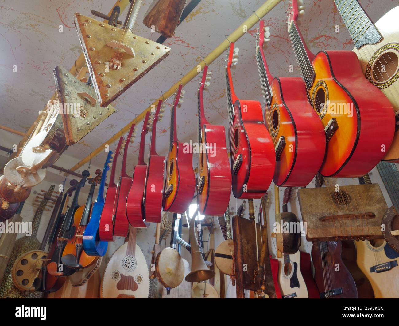 Musikgeschäft mit traditionellen Instrumenten in der Stadt Essaouira, Marokko. Januar 2025 Stockfoto